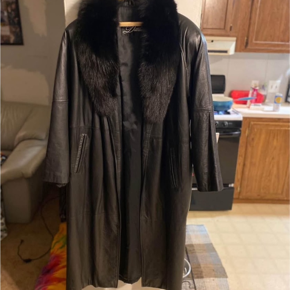 Luxurious Black Leather Coat with Fur Collar